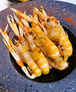 ✨🦐 Avui al restaurant KRAM tenim escamarlans per menjar saltats o com vostès vulguin, acabats d’arribar, fresquíssims i de proximitat! Seleccionats a primera hora del matí a les millors llotges de peix, perquè només el producte més fresc mereix arribar a la vostra taula. Els preparem al gust del client: saltats, a la planxa, amb un toc d’all i julivert, o amb aquell punt especial que tant agrada als qui ens visiteu sovint. Un plat que destaca per la seva textura, el seu sabor marí i la seva qualitat natural. Vine a gaudir d’uns escamarlans que realment fan festa a KRAM ANDORRA. #ProducteFresc #CuinaDeMercat #Escamarlans #GastronomiaAndorra #SaborAutèntic