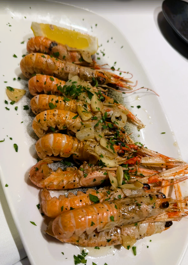 ✨🦐 Avui al restaurant KRAM tenim escamarlans per menjar saltats o com vostès vulguin, acabats d’arribar, fresquíssims i de proximitat! Seleccionats a primera hora del matí a les millors llotges de peix, perquè només el producte més fresc mereix arribar a la vostra taula. Els preparem al gust del client: saltats, a la planxa, amb un toc d’all i julivert, o amb aquell punt especial que tant agrada als qui ens visiteu sovint. Un plat que destaca per la seva textura, el seu sabor marí i la seva qualitat natural. Vine a gaudir d’uns escamarlans que realment fan festa a KRAM ANDORRA. #ProducteFresc #CuinaDeMercat #Escamarlans #GastronomiaAndorra #SaborAutèntic