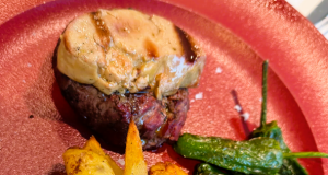 ✨ A KRAM ANDORRA, la qualitat del servei i l’excel·lència gastronòmica són la nostra manera d’entendre la restauració. El nostre equip treballa cada dia amb dedicació absoluta, i el nostre xef —considerat per molts com un dels millors xefs d’Andorra— continua sorprenent amb plats que combinen tècnica, producte i sensibilitat culinària. Aquesta temporada us presentem alguns dels plats més estimats i populars de la nostra carta: 🍳 Remenat de múrgules Un clàssic de temporada que enamora per la seva cremositat i intensitat. 🍄🦐 Múrgules a la crema amb gambes i foie Una combinació de luxe que uneix mar i muntanya amb elegància absoluta. 🔪 Pernil ibèric pur tallat a ganivet Seleccionem només peces excepcionals, 100% raça ibèrica, alimentades amb gla i castanya. Busquem sempre la màxima expressió del producte. 🥗 Amanida de burrata amb maduixes i vinagreta d’alfàbrega Frescor, equilibri i un contrast que sorprèn. 🐟 Tàrtar de tonyina vermella Balfegó amb alvocat Un dels plats més desitjats, servit amb torradetes i mantega salada. 🌱🐙 Favetes fregides de Jaén saltejades amb calamarsets Un imprescindible de KRAM, saborós, delicat i ple de personalitat. 🦐 Zamburiñes a la brasa Aromàtiques, tendres i irresistibles. A KRAM ANDORRA, cada plat explica una història. I nosaltres volem que la visquis amb nosaltres. #KramAndorra #CuinaDeMercat #GastronomiaAndorrana #ProductePremium #ExperiènciesKram