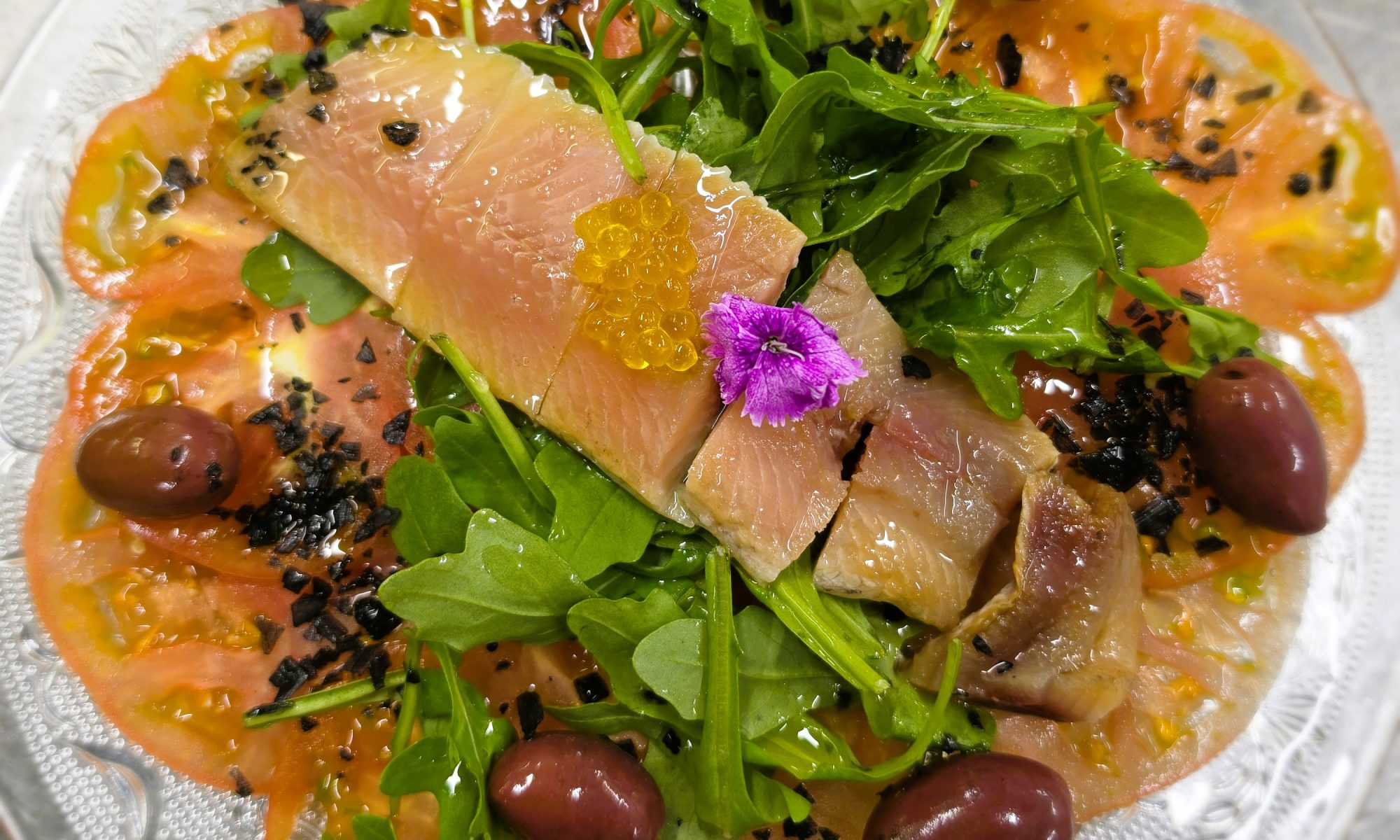 Al Restaurant KRAM, cada temporada ens inspira a crear plats de la millor cuina de proximitat al cor del centre comercial d’Andorra la Vella… i avui el protagonista és el nostre carpaccio de tomàquet prèmium amb lloms de sardina fumada: frescor, elegància i una combinació de sabors que només s’aconsegueix quan el producte és excepcional. Aquest plat reflecteix la singularitat de la nostra cuina: respecte absolut pel producte, combinacions fines i una aposta constant pels ingredients de temporada que arriben cada dia a la nostra cuina. I, és clar, no podem oblidar les nostres grans especialitats, aquelles que defineixen la bona cuina del KRAM: – Llobarros a la brasa, cuinats al punt perfecte, amb aquell toc fumat que només la brasa del forn JOSPER sap donar. – Turbot salvatge, possiblement el nostre plat estrella, una peça única que preparem amb la màxima cura perquè cada mossegada sigui memorable. Si vols descobrir una cuina que combina tradició, producte i personalitat, t’esperem al KRAM. La temporada es viu… i es menja. #RestaurantKRAM #CuinaDeProducte #TemporadaKRAM #BrasaAndorra #TurbotSalvatge