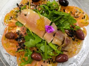 Al Restaurant KRAM, cada temporada ens inspira a crear plats de la millor cuina de proximitat al cor del centre comercial d’Andorra la Vella… i avui el protagonista és el nostre carpaccio de tomàquet prèmium amb lloms de sardina fumada: frescor, elegància i una combinació de sabors que només s’aconsegueix quan el producte és excepcional. Aquest plat reflecteix la singularitat de la nostra cuina: respecte absolut pel producte, combinacions fines i una aposta constant pels ingredients de temporada que arriben cada dia a la nostra cuina. I, és clar, no podem oblidar les nostres grans especialitats, aquelles que defineixen la bona cuina del KRAM: – Llobarros a la brasa, cuinats al punt perfecte, amb aquell toc fumat que només la brasa del forn JOSPER sap donar. – Turbot salvatge, possiblement el nostre plat estrella, una peça única que preparem amb la màxima cura perquè cada mossegada sigui memorable. Si vols descobrir una cuina que combina tradició, producte i personalitat, t’esperem al KRAM. La temporada es viu… i es menja. #RestaurantKRAM #CuinaDeProducte #TemporadaKRAM #BrasaAndorra #TurbotSalvatge