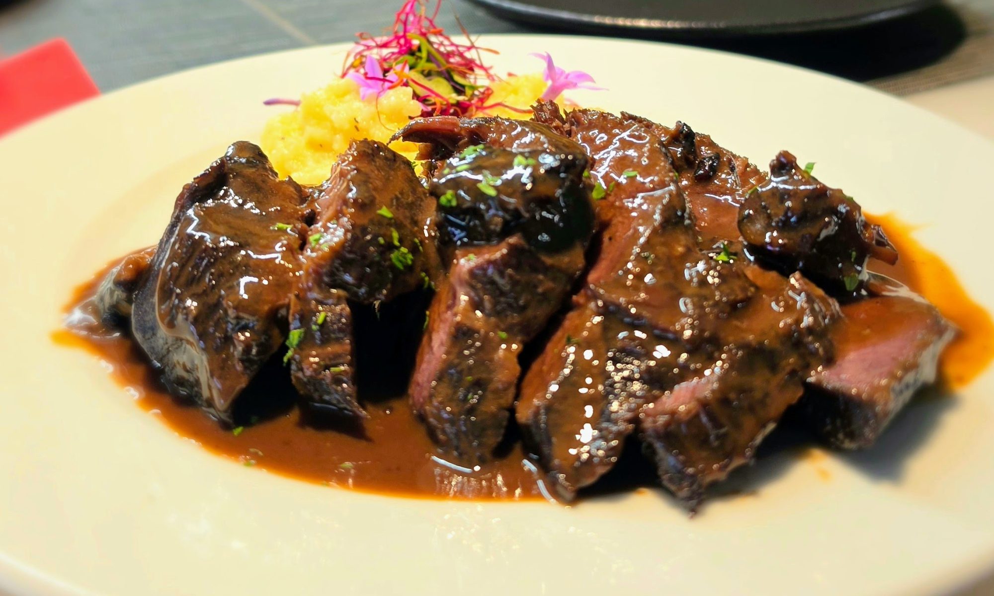 KRAM Especialistes en peix i marisc de les millors llotges també té opcions de plats de la cuina tradicional on ell "xup-xup" ens defineix... 🥘. Hi ha plats que no tenen pressa, i la nostra Galta de vedella n’és el millor exemple. Cuinada a foc lent, amb paciència i el saber fer del nostre xef, fins a aconseguir una melositat que es fon a la boca. Acompanyada de la intensitat de les murgues i la suavitat d'un parmentier de patates de pagès, aquest plat és un homenatge a la cuina de sempre, la de casa, la de tota la vida. Vine a tastar el sabor del temps i la tradició al cor de KRAM. T’esperem! 📍 Andorra la Vella. 📞 Reserves al +376 696 666. #KRAMAndorra #CuinaTradicional #GaltaDeVedella #GastronomiaAndorra #XupXup