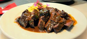 KRAM Especialistes en peix i marisc de les millors llotges també té opcions de plats de la cuina tradicional on ell "xup-xup" ens defineix... 🥘. Hi ha plats que no tenen pressa, i la nostra Galta de vedella n’és el millor exemple. Cuinada a foc lent, amb paciència i el saber fer del nostre xef, fins a aconseguir una melositat que es fon a la boca. Acompanyada de la intensitat de les murgues i la suavitat d'un parmentier de patates de pagès, aquest plat és un homenatge a la cuina de sempre, la de casa, la de tota la vida. Vine a tastar el sabor del temps i la tradició al cor de KRAM. T’esperem! 📍 Andorra la Vella. 📞 Reserves al +376 696 666. #KRAMAndorra #CuinaTradicional #GaltaDeVedella #GastronomiaAndorra #XupXup