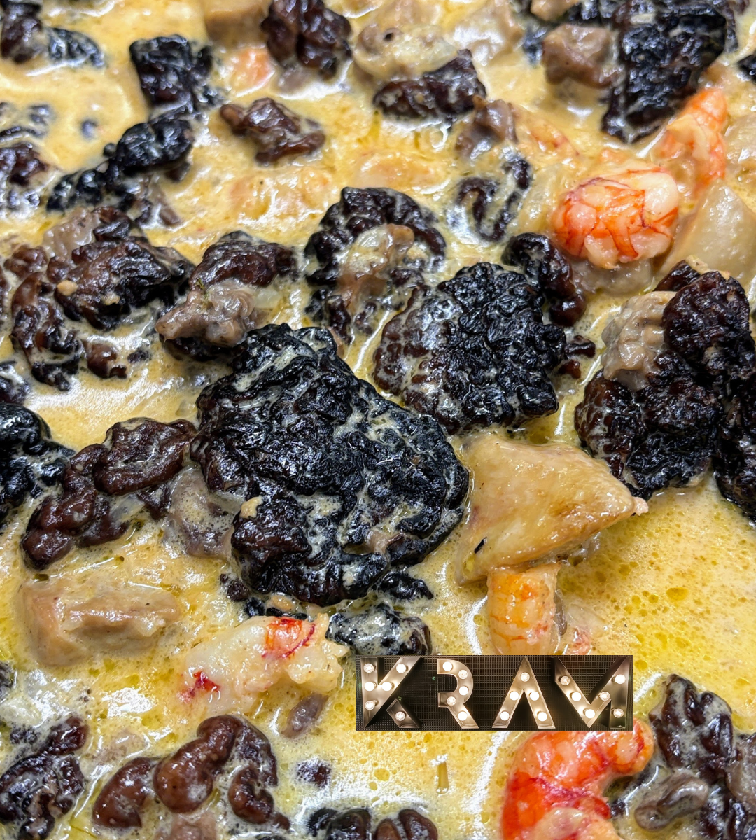 ✨ A KRAM ANDORRA ja tenim un dels plats més esperats de la temporada: les MÚRGULES a la crema amb GAMBES i FOIE. ✨Les múrgoles reben diversos noms populars arreu del territori de parla catalana. Aquests són els més habituals i destacats: Noms principals en català: Múrgola: És el nom estàndard i més utilitzat. Murga: Varietat dialectal molt estesa. Rabassola: Usat en algunes comarques per referir-s'hi. Llòbrega i Bofeta: Noms tradicionals fets servir en diferents àmbits locals. Altres denominacions morfològiques: Murgulots / Múrgoles de didal: Termes fets servir per referir-se a determinades varietats de múrgoles o espècies afins (com les Verpes) per la seva forma particular. Les múrgules són un dels bolets més preuats del món. De textura ferma, aroma profunda i un sabor terrós inconfusible, són un autèntic tresor gastronòmic que només apareix unes setmanes a l’any. A la nostra cuina les tractem com el que són: una joia de temporada. A KRAM les preparem a la crema, suaus i sedoses, i les elevem encara més amb gambes fresques i un toc de foie, que aporta untuositat i un contrast espectacular. El resultat? Un plat que combina mar, muntanya i luxe gastronòmic en un sol plat. Una d’aquelles creacions que només es poden gaudir quan el producte és perfecte i el moment és l’adequat. 📍 Vine al nostre Restaurant KRAM al centre d’Andorra la Vella i deixa’t seduir per un plat que agrada molt als nostres clients i amics. Que representa la millor cuina de temporada. #KramAndorra #Múrgules #GastronomiaDeTemporada #CuinaGourmet #ExperiènciaKram