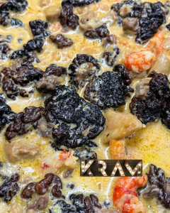 ✨ A KRAM ANDORRA ja tenim un dels plats més esperats de la temporada: les MÚRGULES a la crema amb GAMBES i FOIE. ✨Les múrgoles reben diversos noms populars arreu del territori de parla catalana. Aquests són els més habituals i destacats: Noms principals en català: Múrgola: És el nom estàndard i més utilitzat. Murga: Varietat dialectal molt estesa. Rabassola: Usat en algunes comarques per referir-s'hi. Llòbrega i Bofeta: Noms tradicionals fets servir en diferents àmbits locals. Altres denominacions morfològiques: Murgulots / Múrgoles de didal: Termes fets servir per referir-se a determinades varietats de múrgoles o espècies afins (com les Verpes) per la seva forma particular. Les múrgules són un dels bolets més preuats del món. De textura ferma, aroma profunda i un sabor terrós inconfusible, són un autèntic tresor gastronòmic que només apareix unes setmanes a l’any. A la nostra cuina les tractem com el que són: una joia de temporada. A KRAM les preparem a la crema, suaus i sedoses, i les elevem encara més amb gambes fresques i un toc de foie, que aporta untuositat i un contrast espectacular. El resultat? Un plat que combina mar, muntanya i luxe gastronòmic en un sol plat. Una d’aquelles creacions que només es poden gaudir quan el producte és perfecte i el moment és l’adequat. 📍 Vine al nostre Restaurant KRAM al centre d’Andorra la Vella i deixa’t seduir per un plat que agrada molt als nostres clients i amics. Que representa la millor cuina de temporada. #KramAndorra #Múrgules #GastronomiaDeTemporada #CuinaGourmet #ExperiènciaKram