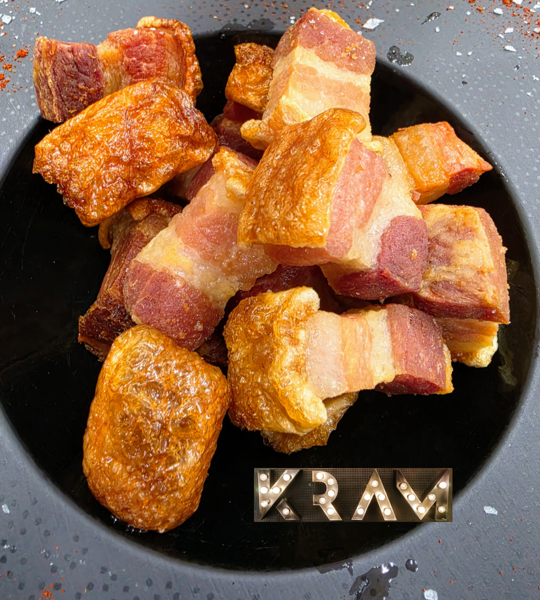🔥 A KRAM ANDORRA tenim una tapa que has de provar: els mítics “Torreznos de Sòria”. En català, aquesta delícia té diversos noms segons la zona i el tall: Rosta — la paraula més directa i precisa per a la cansalada fregida. Un clàssic absolut de la gastronomia espanyola que conquista tothom que el tasta… i que a casa nostra preparem amb tota la cura perquè surtin melosos per dins i irresistiblement cruixents per fora. En català, aquesta delícia té diversos noms segons la zona i el tall: * Rosta — la paraula més directa i precisa per a la cansalada fregida. * Corna — la tira cruixent de la pell, aquella part que fa crac i enamora. * Cansalada viada fregida — la descripció més clara i tradicional. Sigui com sigui, el resultat és el mateix: ✨ una tapa espectacular, saborosa, contundent i perfecta per compartir… o no. A KRAM la fregim amb paciència, a la temperatura justa, perquè cada mossegada sigui pura felicitat gastronòmica. És una d’aquelles tapes que defineixen un bon vermut, una tarda entre amics o un sopar que comença amb energia i bon humor. 📍 Vine al nostre gastrobar & Restaurant al centre d’Andorra la Vella i deixa’t sorprendre per una tapa que mai falla. A KRAM, la tradició es viu, es comparteix i sobretot… es gaudeix. #KramAndorra #TapesAmbCaràcter #Rosta #GastronomiaAndorra #CuinaTradicional