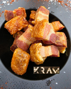 🔥 A KRAM ANDORRA tenim una tapa que has de provar: els mítics “Torreznos de Sòria”. En català, aquesta delícia té diversos noms segons la zona i el tall: Rosta — la paraula més directa i precisa per a la cansalada fregida. Un clàssic absolut de la gastronomia espanyola que conquista tothom que el tasta… i que a casa nostra preparem amb tota la cura perquè surtin melosos per dins i irresistiblement cruixents per fora. En català, aquesta delícia té diversos noms segons la zona i el tall: * Rosta — la paraula més directa i precisa per a la cansalada fregida. * Corna — la tira cruixent de la pell, aquella part que fa crac i enamora. * Cansalada viada fregida — la descripció més clara i tradicional. Sigui com sigui, el resultat és el mateix: ✨ una tapa espectacular, saborosa, contundent i perfecta per compartir… o no. A KRAM la fregim amb paciència, a la temperatura justa, perquè cada mossegada sigui pura felicitat gastronòmica. És una d’aquelles tapes que defineixen un bon vermut, una tarda entre amics o un sopar que comença amb energia i bon humor. 📍 Vine al nostre gastrobar & Restaurant al centre d’Andorra la Vella i deixa’t sorprendre per una tapa que mai falla. A KRAM, la tradició es viu, es comparteix i sobretot… es gaudeix. #KramAndorra #TapesAmbCaràcter #Rosta #GastronomiaAndorra #CuinaTradicional