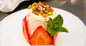 ✨🍓 Al Restaurant KRAM us presentem un clàssic irresistible de la pastisseria francesa: el Fraisier. (A l'estil del nostre Xef) Un pastís icònic que celebra la maduixa com a protagonista absoluta. El seu nom prové de "fraise" (maduixa en francès), i és una d’aquelles postres que enamoren tant pel sabor com per la seva elegància visual. 🍰 Com està fet el nostre "Fraisier"? * Dues capes de pa de pessic genovès, lleugerament "xarrupat" per aportar suavitat i aroma. * Crema mussolina, una crema pastissera enriquida amb mantega, sedosa i delicada, que farceix i recobreix el pastís. * Maduixes tallades per la meitat, col·locades de manera uniforme al voltant del pastís, visibles i perfectament alineades: el seu segell d’identitat. * A la part superior, una fina capa de massapà o gelatina de maduixa que aporta brillantor i un toc final exquisit. Un pastís fresc, delicat i absolutament espectacular… ✨ Ideal per acabar un àpat al KRAM amb un toc de dolçor francesa. #RestaurantKRAM #Fraisier #PastisseriaFrancesa #PostresGourmet #AndorraGastronòmica